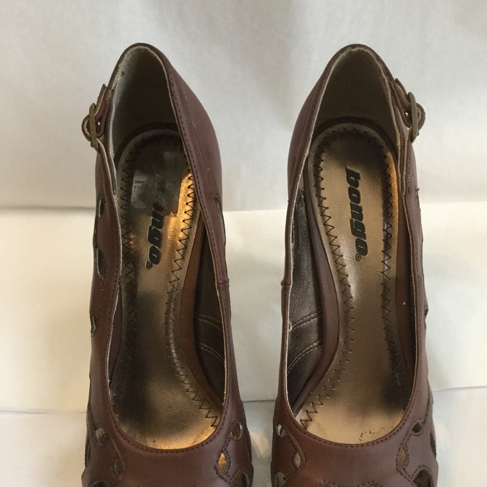 Bongo Peep toe pump